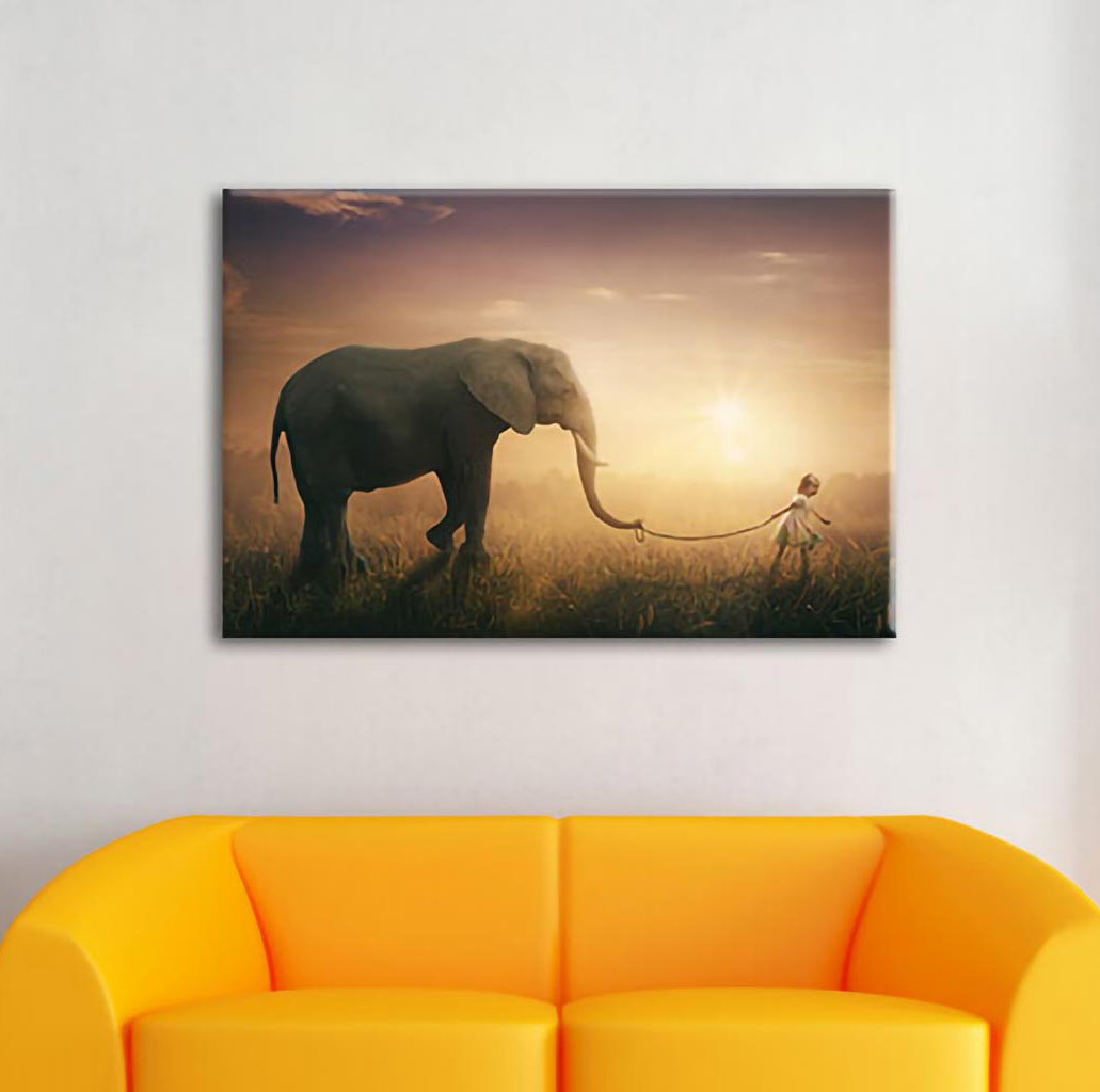 Leinwandbild Kind und Elefant bei Sonnenuntergang