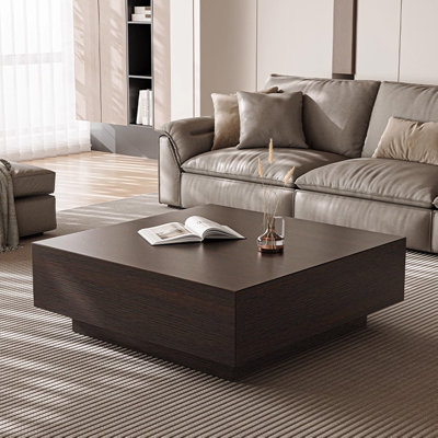 Une table basse minimaliste et modérément luxueuse