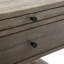 Table de chevet grise 1 avec système de conception de tiroir français, glissières latérales en métal, poignées noires, plateau coulissant pour plus de surface, rangement à tablette ouverte, style côtier rustique décontracté, sans assemblage