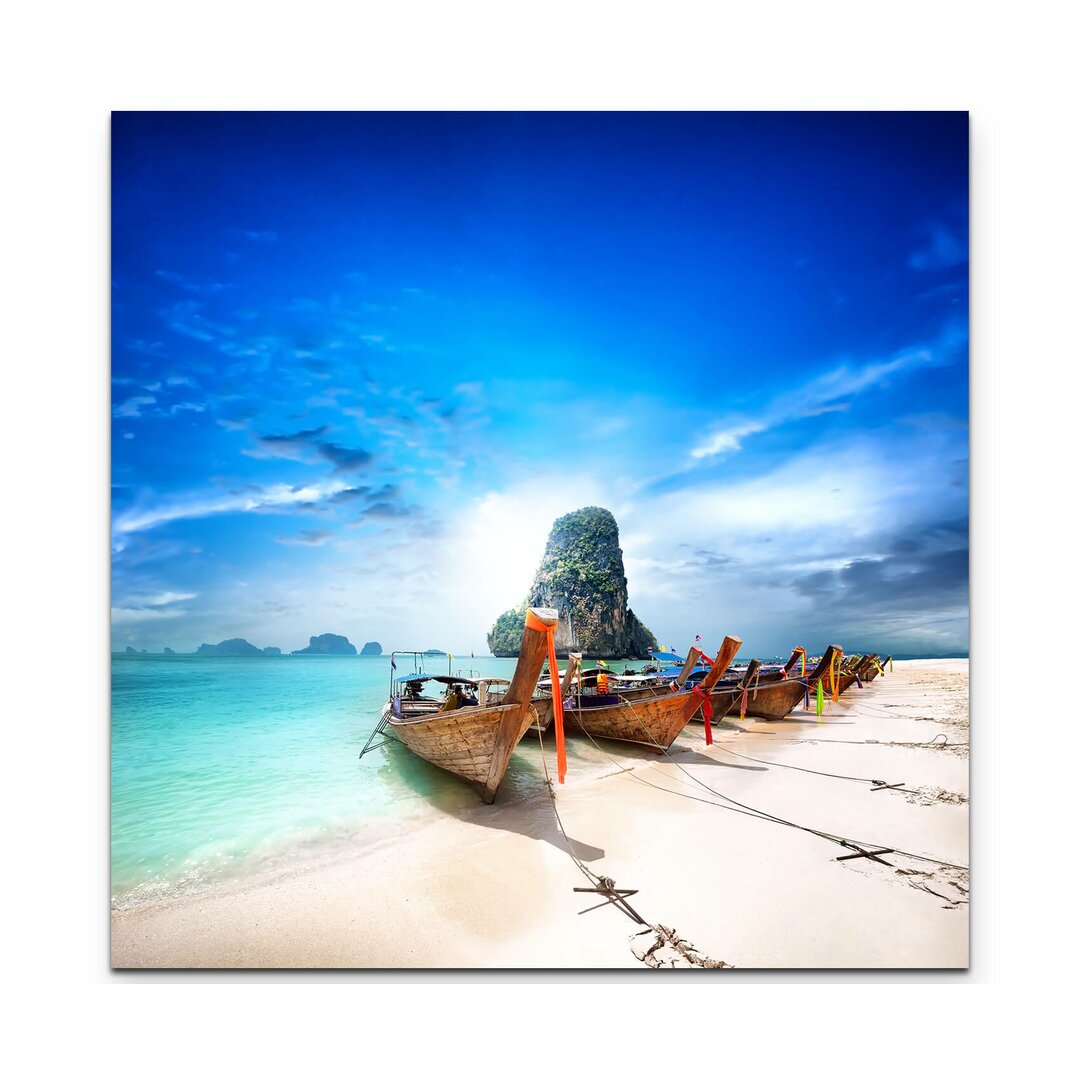 Leinwandbild Paradiesischer Sandstrand mit Booten – Thailand