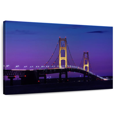 Lilie Mackinac Bridge, crépuscule