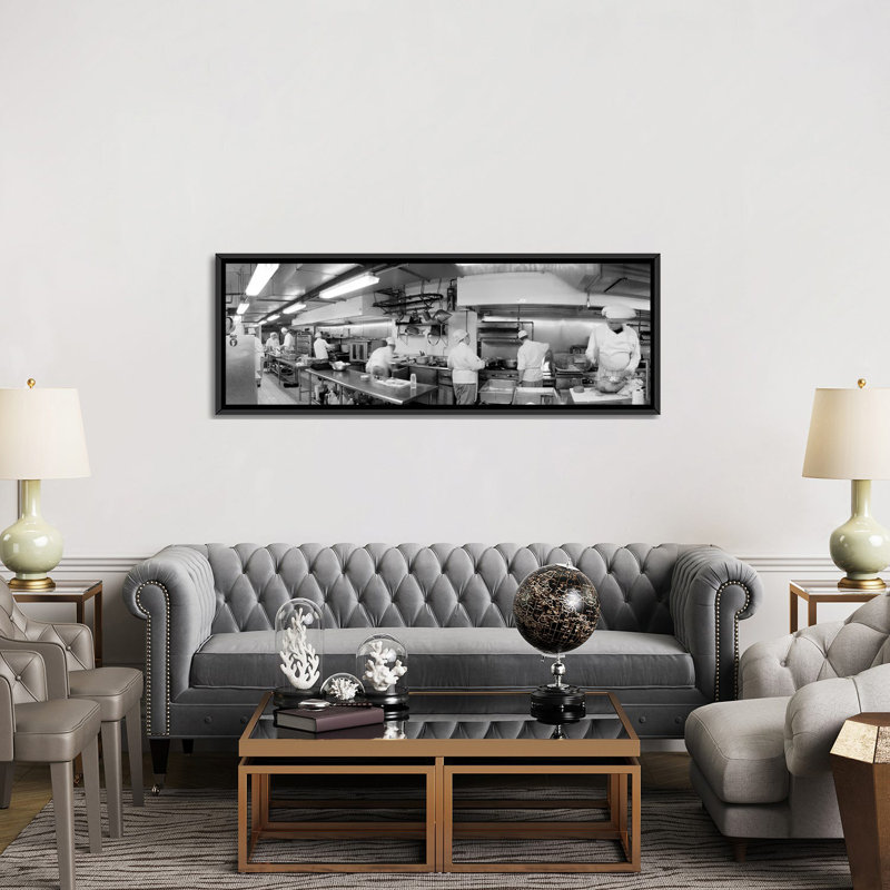 «Black and White, Chefs in Kitchen», reproduction de photo sur toile, H 16 po x l 48 po x P 1,5 po, Toile avec cadre noir