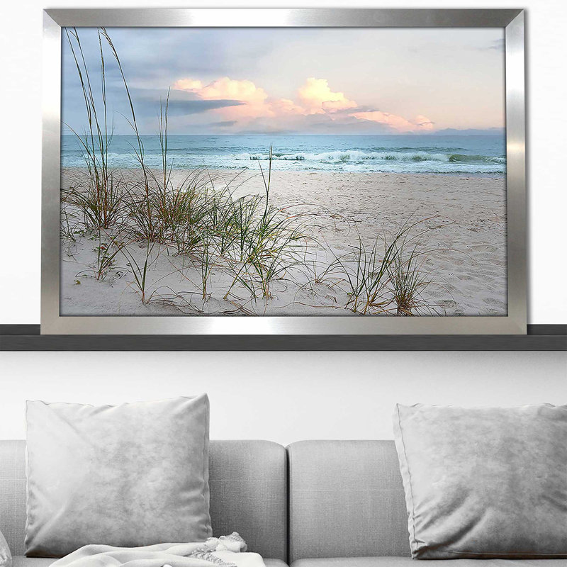Beach Driftwood par Nan - photographie, Impression encadrée, H 21,5 po x l 27,5 po, Argent argent