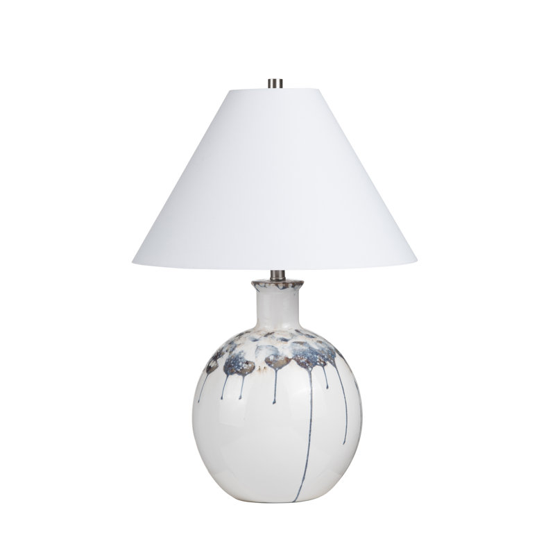 Lampe de table bleue et blanche en céramique avec abat-jour empire et interrupteur rotatif.