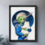 «Alien» encadré noir tenant un joli chat blanc dans l'espace, impressions sur toile de style rétro-681546263