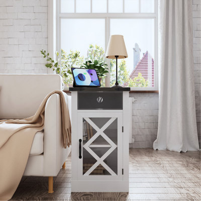 Table de bout Farmhouse avec station de charge, table de chevet rustique 15,4 po avec porte de grange et tablette réglable, table d'appoint en bois avec rangement à 3 niveaux