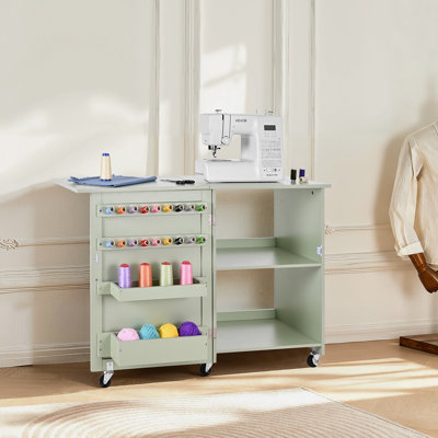 Table de couture pliante, table de machine à coudre polyvalente avec un design compact, roues, chevilles en bois, plateaux de rangement et tablette, serrure de porte magnétique, station d'artisanat et bureau d'appoint pour la maison, vert clair