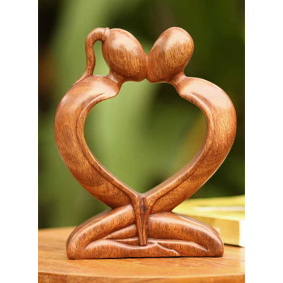 Sculpture en bois romantique de l’indonésien fabriqué à la main Dorielle