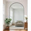 Miroir surdimensionné arqué en métal surdimensionné-570231710-538980990