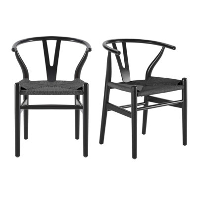 Élégante chaise Wishbone avec teinture écologique et siège durable tissé à la main, pour les intérieurs modernes et classiques.
