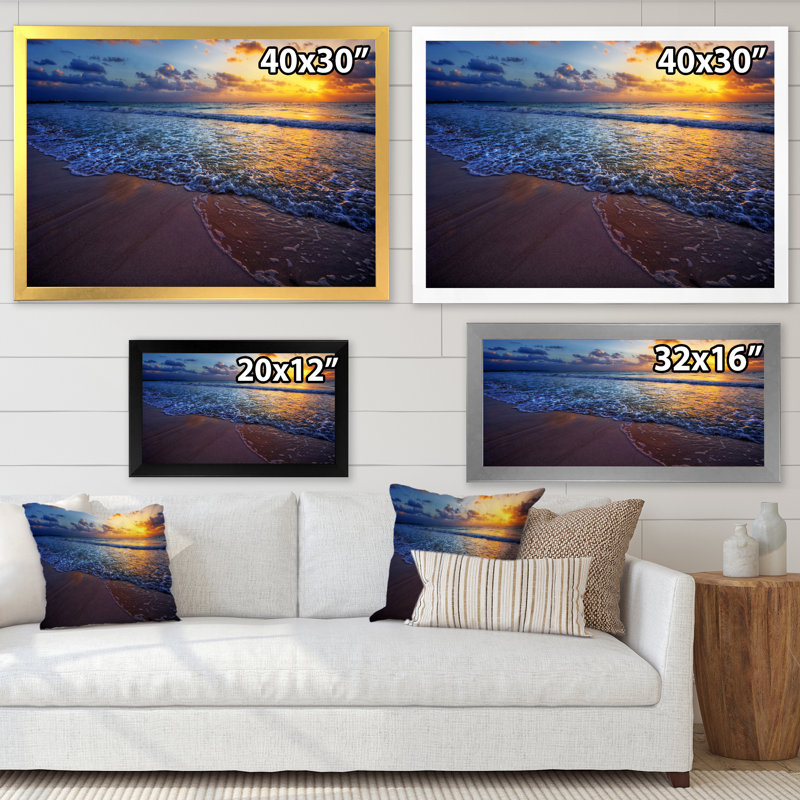 Coucher de soleil sur une plage de l'océan I - photographie sur toile, H 34 po x l 44 po x P 1,5 po, Cadre d'angle fermé noir