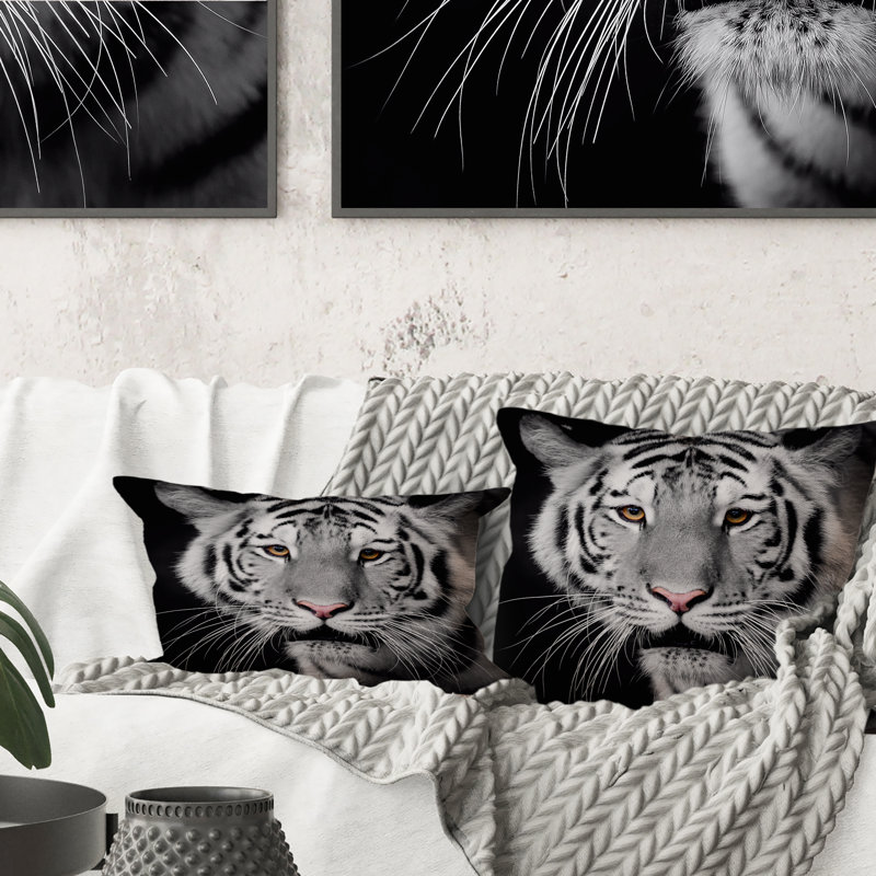 Portrait monochrome d'un tigre blanc - coussin décoratif traditionnel imprimé, 18 po x 18 po