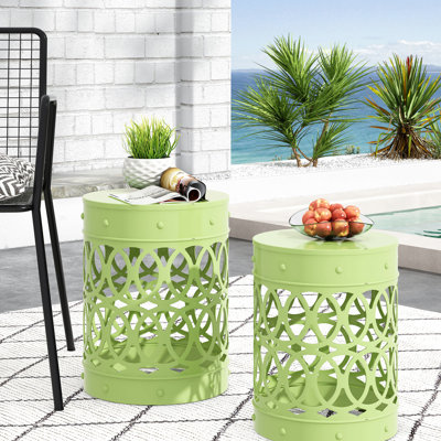 Paire de tables d'appoint d'extérieur en métal, ornement original en fer forgé, structure thermolaquée, aucun assemblage requis, 34 cm (l) x 34 cm (p) x 45,7 cm (h) et 30,5 cm (l) x 30,5 cm (p) x 40,6 cm (h). Tables élégantes, design ornemental.