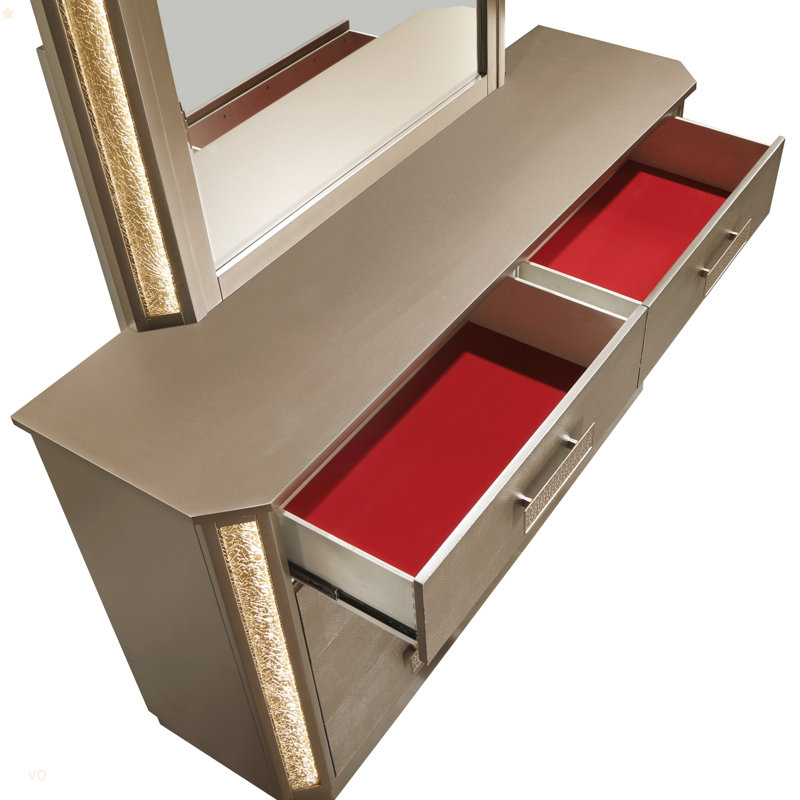 Commode en bois au fini doré