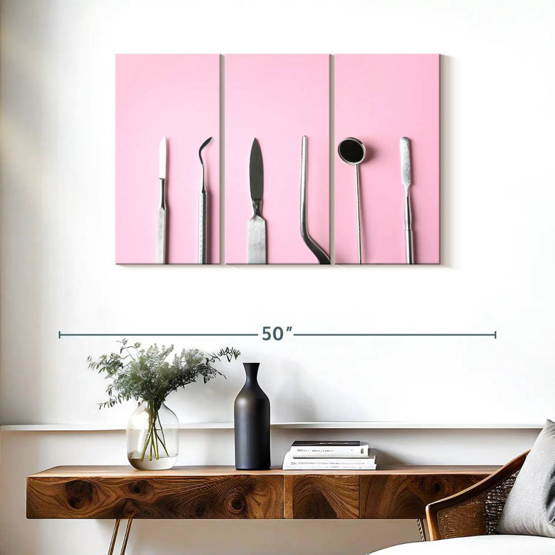 Outils dentaires sur fond rose, H 24 po x l 38 po