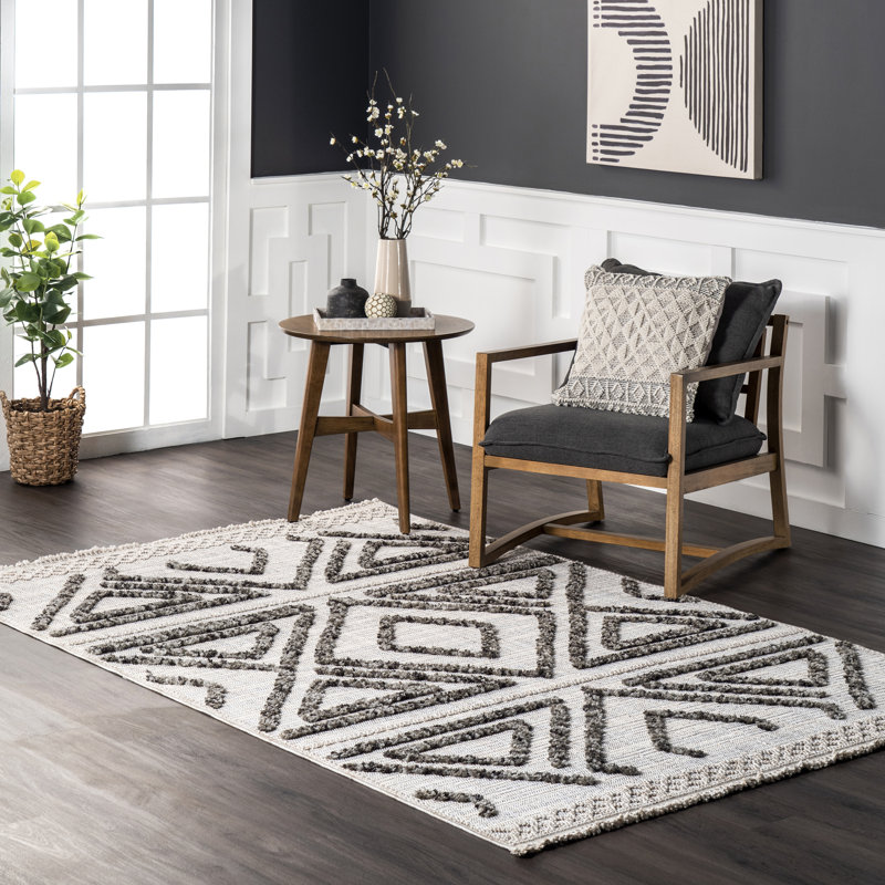 Eilene Geometric Diamond Tasseled Area Rug, Rectangle 5' x 8'