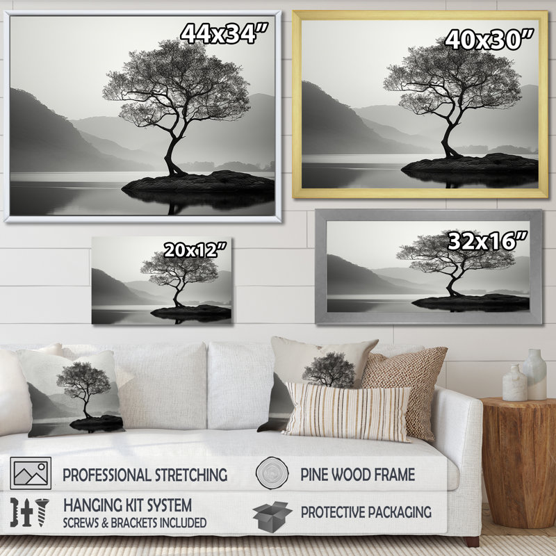 Photographie en noir et blanc d'un arbre au bord du lac I - paysage de montagnes, Toile tendue, H 34 po x l 44 po x P 1,5 po