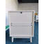 Table de chevet d'inspiration rotin avec deux tiroirs décoratifs, table de bout en bois pour la chambre à coucher et le salon, offrant beaucoup de rangement et un design intemporel