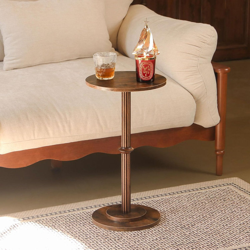 Petite table d'appoint pour petits espaces, table de bout ronde moderne avec pieds en bois cannelé, brun rustique