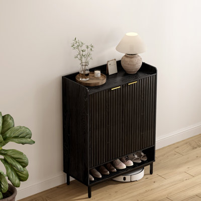 Armoire à chaussures moderne à panneau cannelé avec tablettes réglables, pieds en fer et conception anti-basculement
