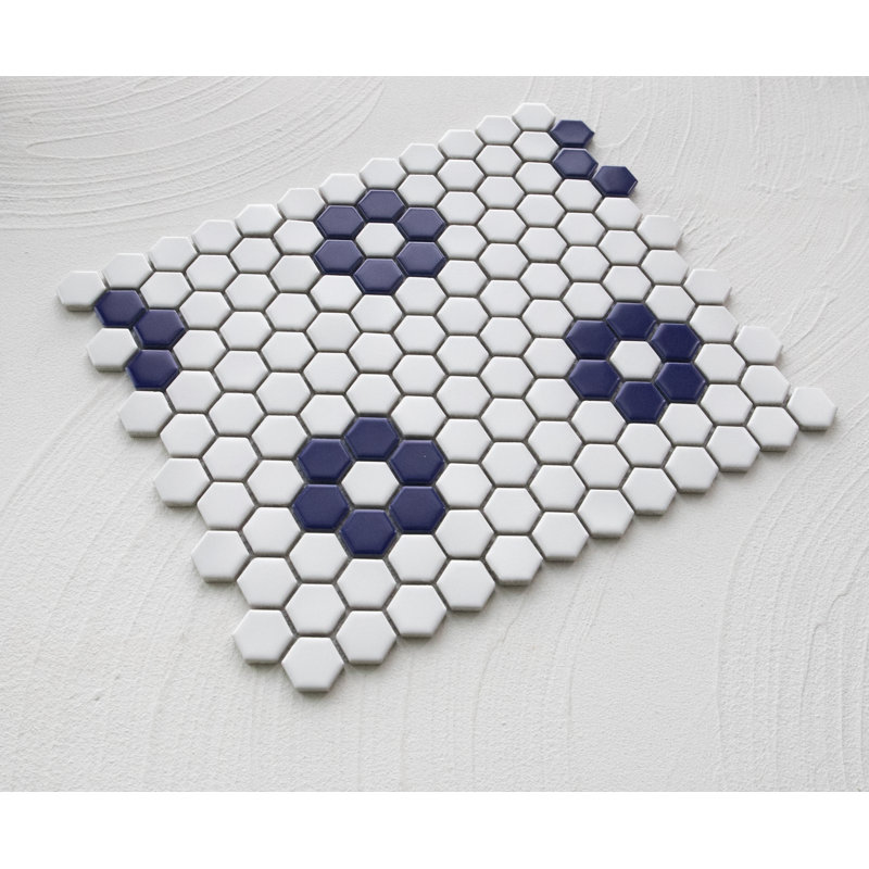 Carreau de mosaïque en porcelaine nid d'abeille 1 po x 1 po Value Series, Blanc / fleur bleu cobalt