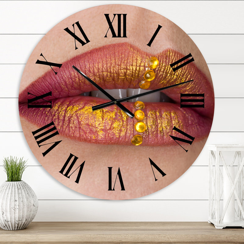 Gros plan sur des lèvres féminines avec rouge à lèvres, peinture dorée - horloge murale moderne, Surdimensionné