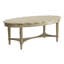 Table basse blanche antique avec étagère inférieure pour ranger des objets personnels, style traditionnel en bois, dans une maison modèle