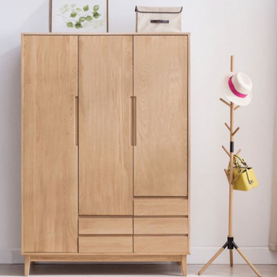 Garde-robe moderne et simple