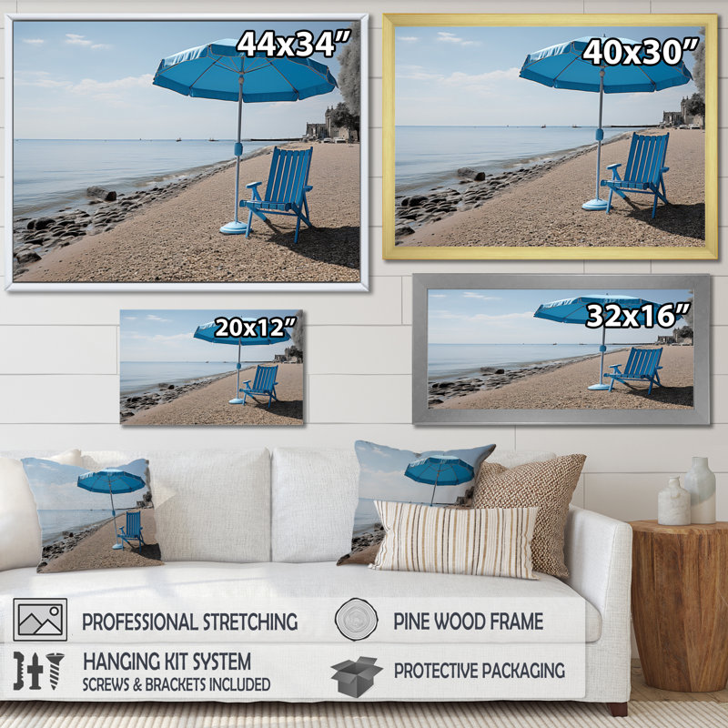 «Blue Beach Chair Monicolore I», reproduction sur toile, H 24 po x l 32 po x P 1 po, Cadre flottant doré