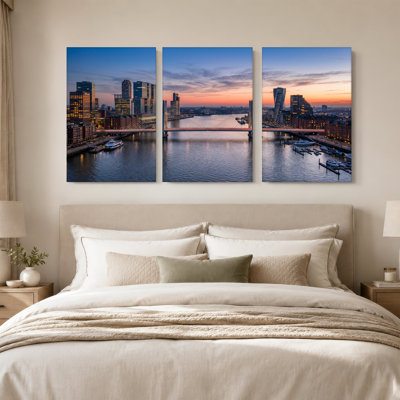 Ensemble de 3 toiles modernes pont au crépuscule avec toits de la ville