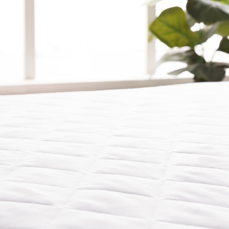Protège-matelas en duvet synthétique de 0,5 po Falco, Simple