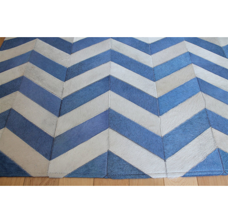 Area Cowhide Chevron Area Rug in Blue/Cream, Rectangle 6' x 9'