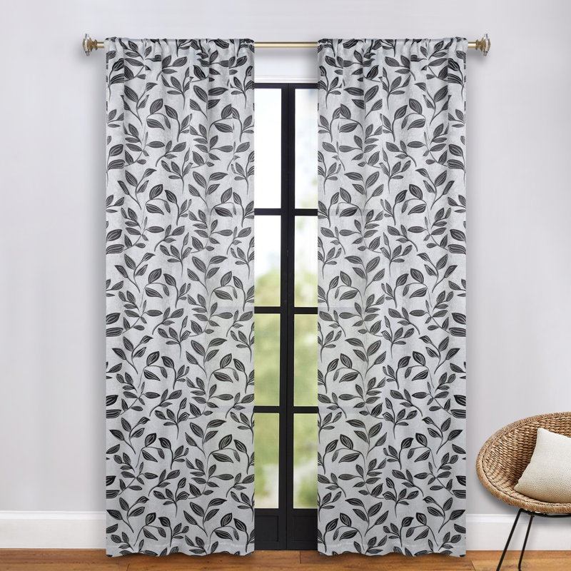 Panneaux de rideaux à passe-tringle en polyester Finklea, L 26 po x L 63 po, Blanc / Marine