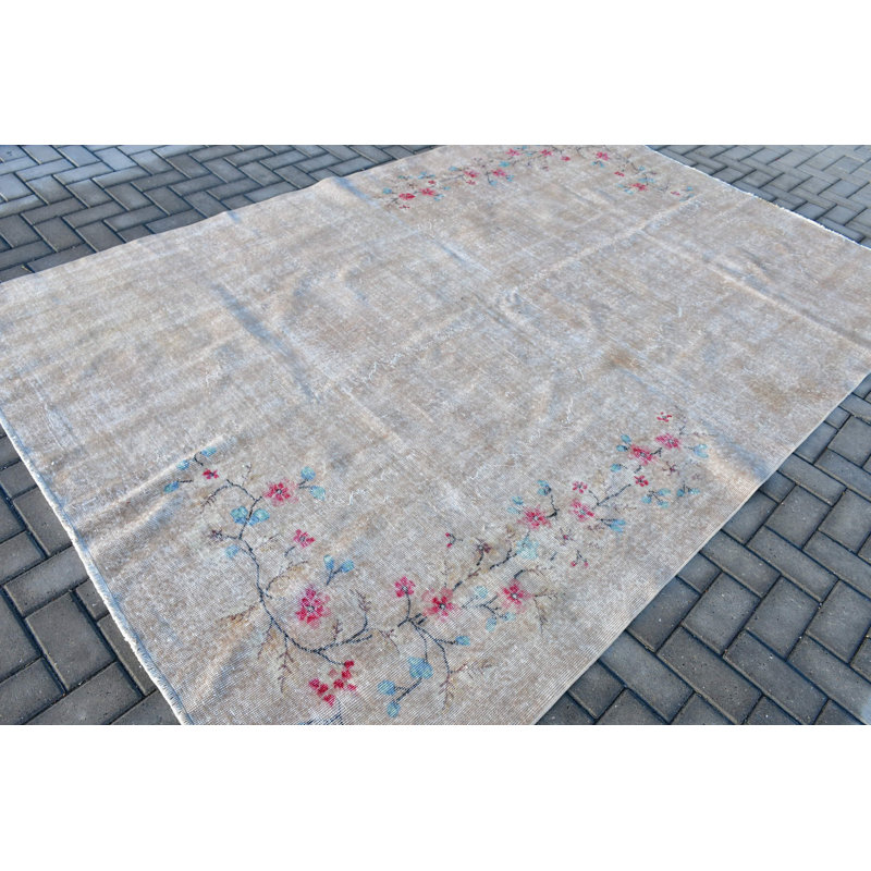 Authentique tapis turc tissé à la main avec un motif floral traditionnel, idéal pour tout espace de vie