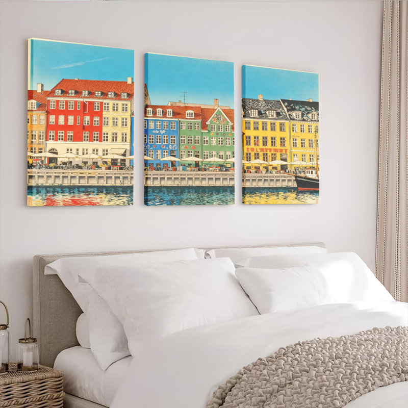 Ensemble de 3 toiles murales colorées représentant des bâtiments scandinaves et des reflets sur un canal., H 18 po x l 36 po
