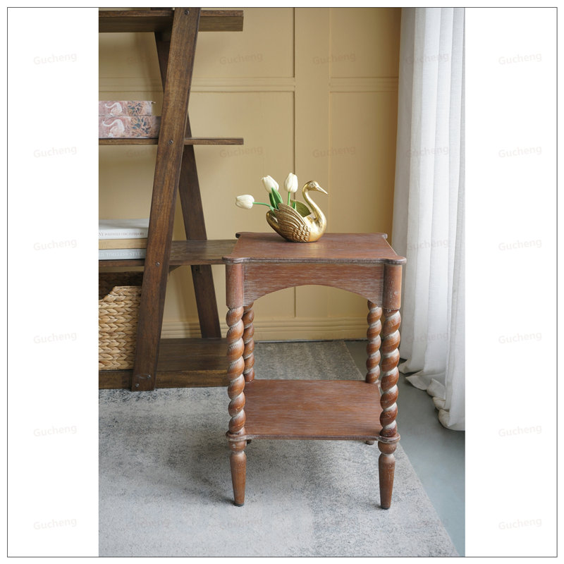 Table d'appoint en bois brun vieilli avec pieds en spirale tournés et tablette inférieure, parfaite pour un décor rustique et traditionnel