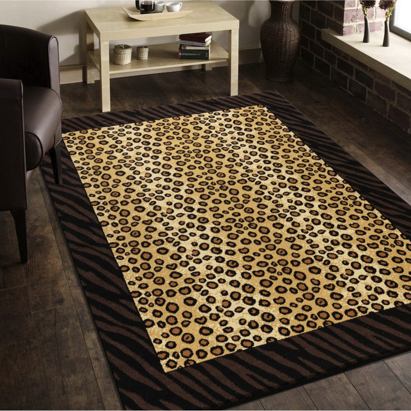 Tapis de 221 cm de long et 152 cm de large, beige et noir, de style rustique et sauvage, tissé à la machine en polypropylène à motif léopard.