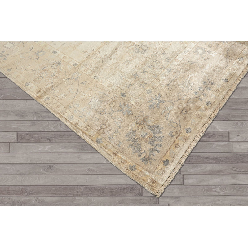Tapis Oushak en soie de bambou, 7'10" x 9'10", couleur ivoire et taupe, noué à la main, style Arts & Crafts.