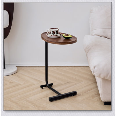 Table d'appoint compacte en forme de C brune, parfaite pour les petits espaces et les salons modernes