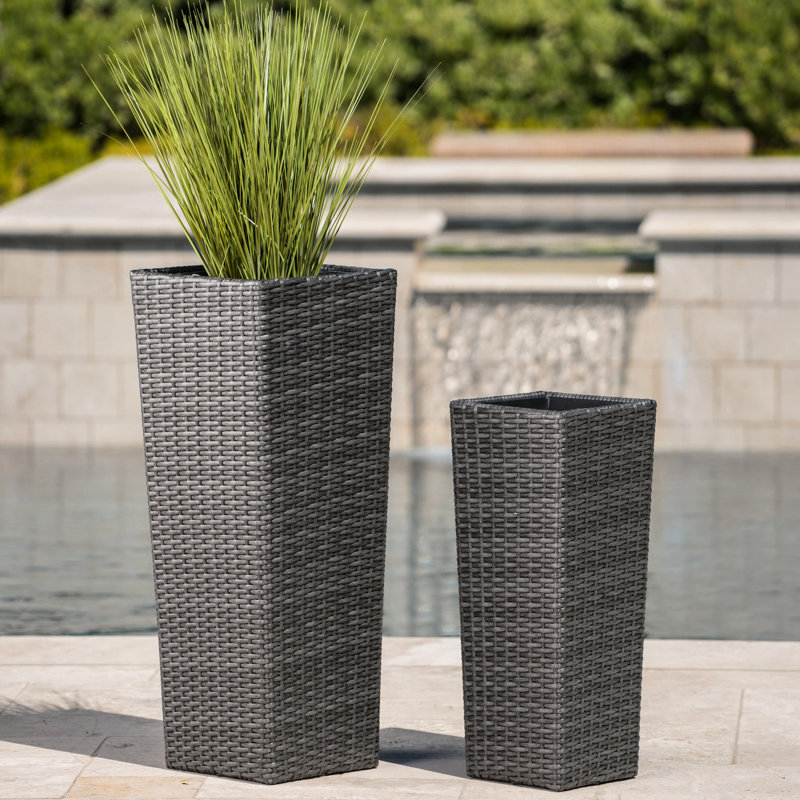 Pot de fleur - gris. Transformez votre patio avec élégance. Deux pots. Grand: 11,75 pouces de profondeur x largeur 31,90 de hauteur. Petit: 9,06 23,62 Aucun assemblage requis. Élégant et transformant, embellissez instantanément. 2