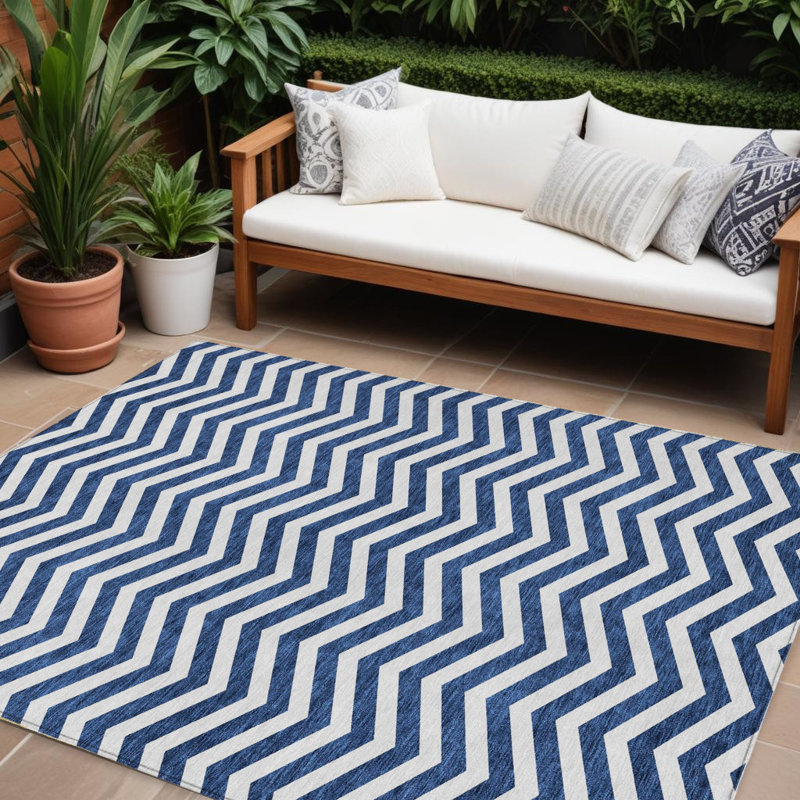 Tapis intérieur lavable à chevrons bleu marine et ivoire 8 pi x 10 pi