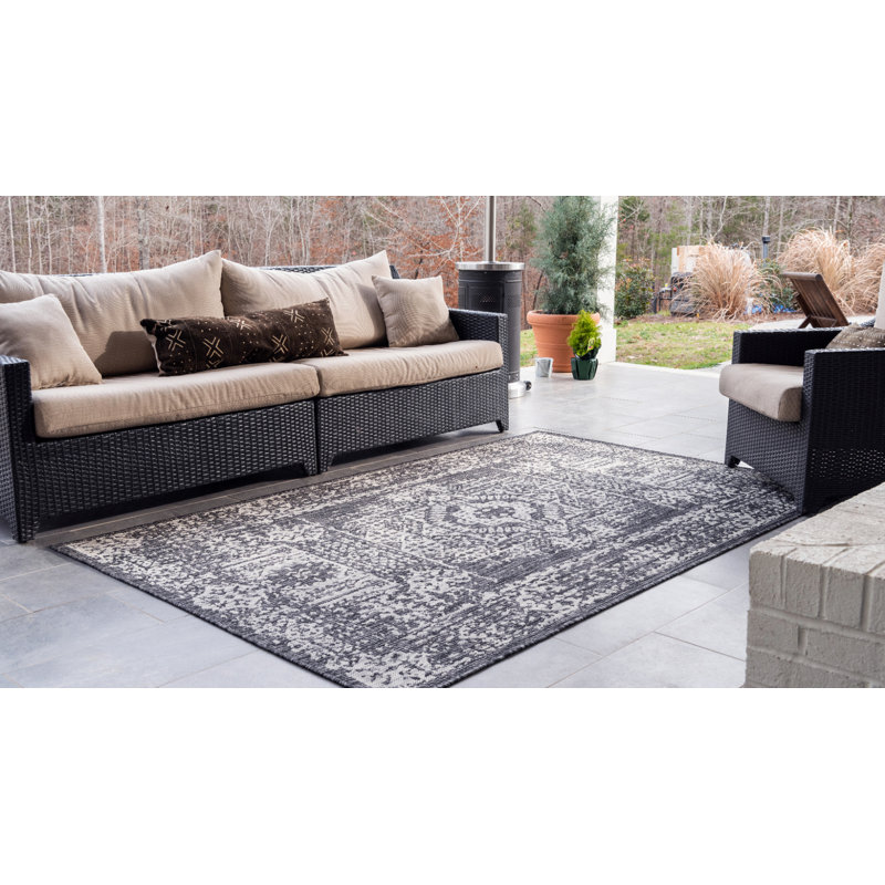 Tapis intérieur / extérieur gris anthracite Cowart, Rectangle 5 pi 1 po x 8 pi