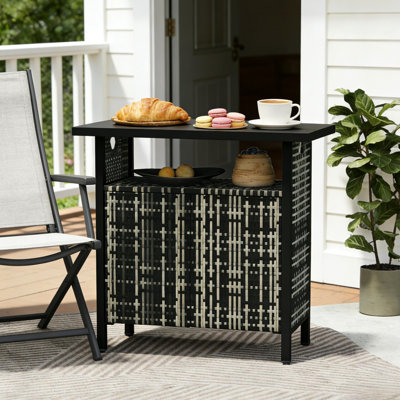 Solution de rangement extérieur spacieuse pour porte-serviettes, fabriquée en PE résistant aux intempéries et dotée d'une structure en acier robuste, le tout intégré dans une élégante table de bar offrant une conception stable.