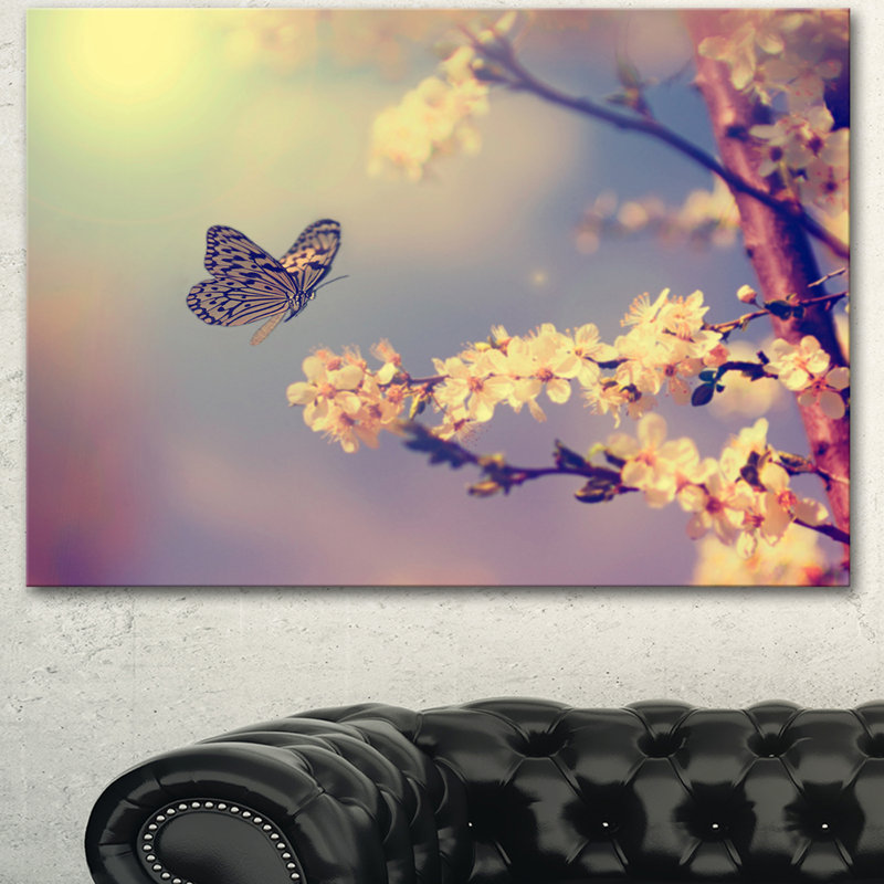 «Vintage Butterfly with Flowers», reproduction de photo sur toile tendue, H 20 po x l 20 po x P 1 po