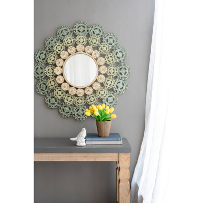 Miroir captivant à médaillon en fer forgé et attrait floral enchanteur