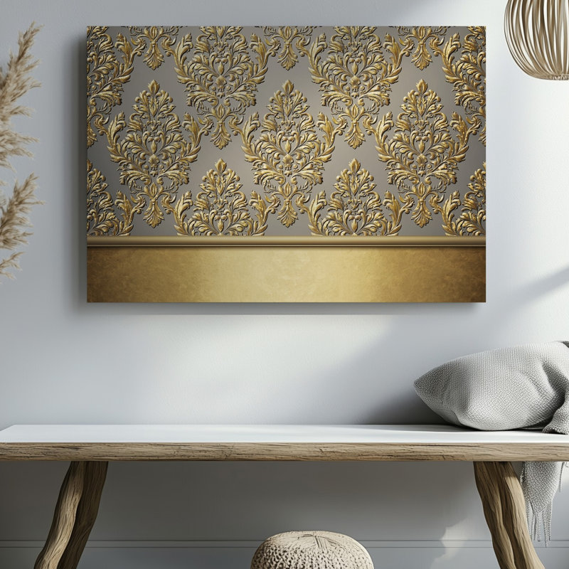 La toile crée un design de papier peint élégant avec un motif damassé complexe en or chatoyant contre un taupe doux