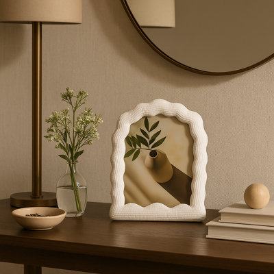 Cadre photo décoratif avec arche ondulée et bordure texturée