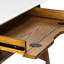 Bureau élégant avec piètement en noyer et plateau blanc pur, tablette inférieure de rangement, assemblage requis. Style moderne avec plateau en noyer, comprend une tablette pour un rangement supplémentaire.