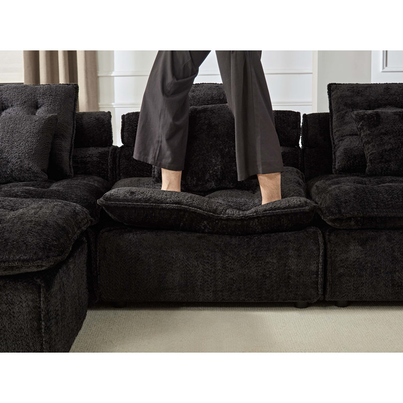 Canapé d'angle modulaire en laine d'agneau noire moelleuse de 316 cm (124,3 po), avec assise profonde et confortable, et coussins décoratifs pour le salon.