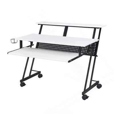 Bureau de studio d'enregistrement de musique avec plateau à clavier